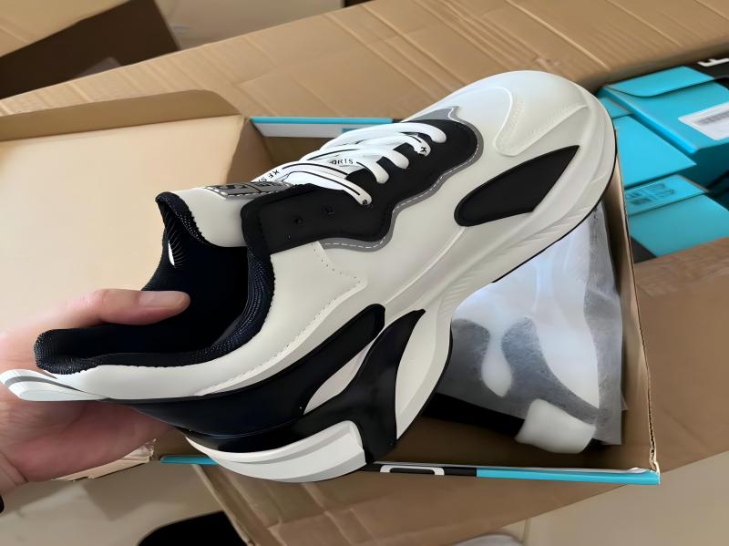 The Factory Successfully Completed the Packaging and Labeling of a Batch of Sports Shoes